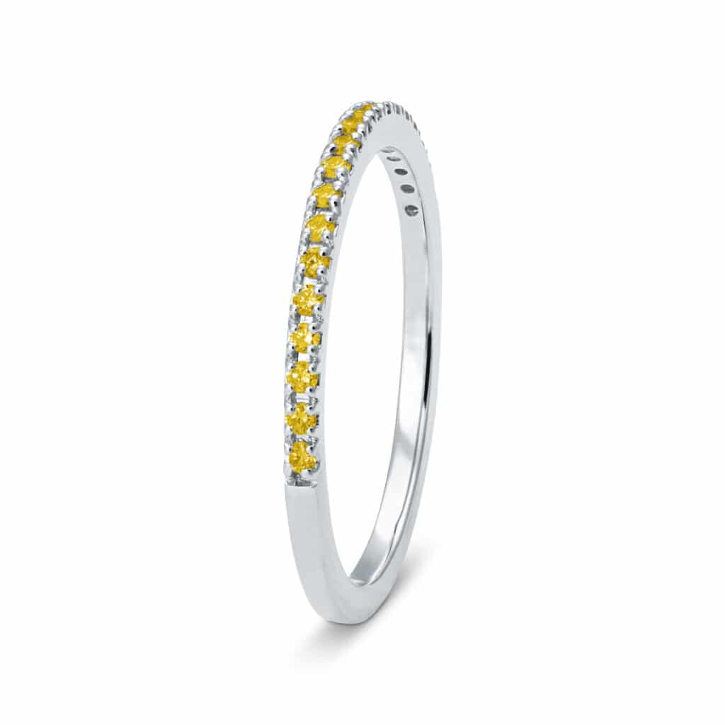 KOLOURS RING HALF ETERNITY HVITTGULL MED GULE DIAMANTER