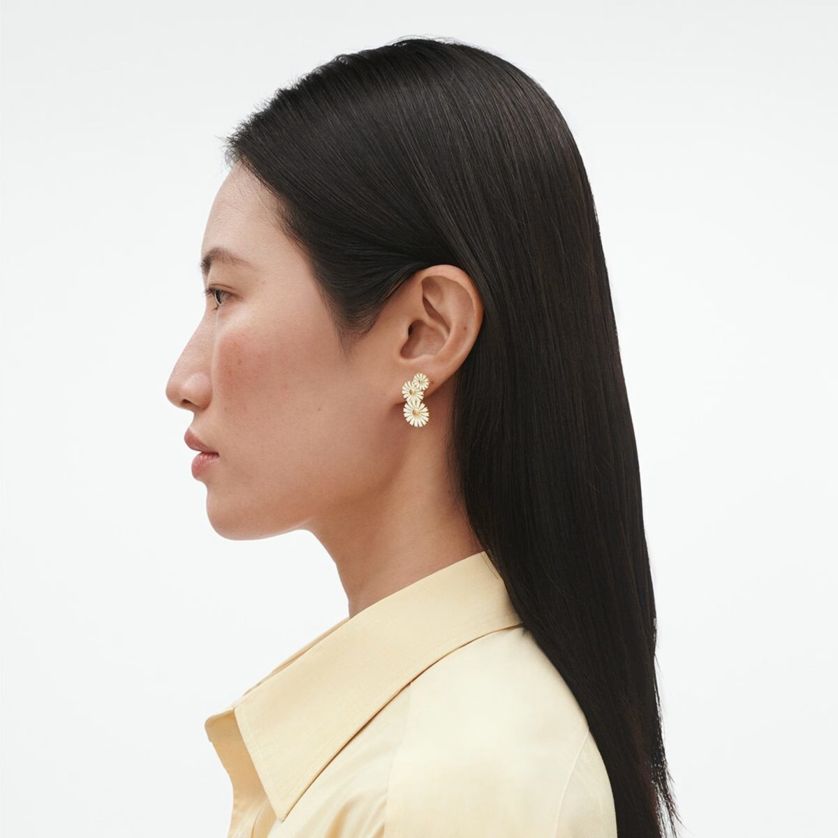 GEORG JENSEN KLARTEØREDOBBER DAISY FORGYLT SØLV OG HVIT EMALJE