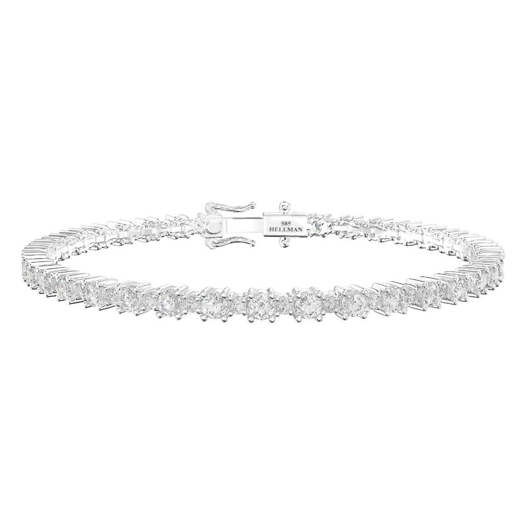 DIAMANTARMBÅND I HVITTGULL 3,79CT Gi håndleddet et glitrende uttrykk med dette utsøkte diamantarmbåndet fra Gullsmed Hellman. Armbåndet er laget i 14 karat hvitt gull og besatt med 3,79 carat briljantslipte diamanter i førsteklasses TW/SI-kvalitet. Designet er inspirert av den klassiske tennisstilen, men med et moderne preg som fremhever hver enkelt diamant. Resultatet er et smykke som utstråler ren eleganse, luksus og kvalitet – perfekt både til hverdag og fest. Dette diamantarmbåndet er en investering i varig skjønnhet, og et symbol på tidløs klasse. Det passer like godt alene som sammen med matchende halskjede eller øredobber fra samme kolleksjon.
