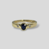 HELLMAN VINTAGE RING MED DIAMANTER OG SAFIR