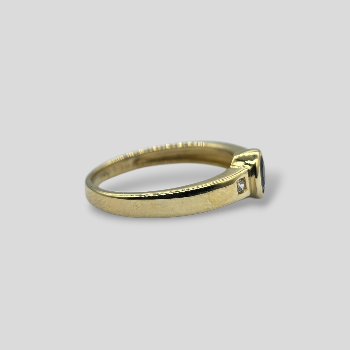 HELLMAN VINTAGE RING MED DIAMANTER OG SAFIR
