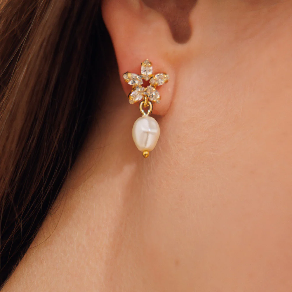 CAROLINE SVEDBOM ØREDOBBER EMMY EARRINGS PEARL & CRYSTAL